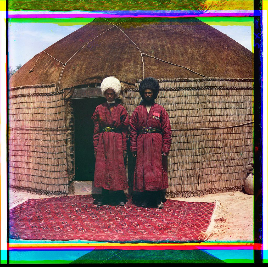 Dos hombres frente a una yurta. COLECCIÓN DE FOTOGRAFÍAS PROKUDIN-GORSKIĬ, BIBLIOTECA DEL CONGRESO, DIVISIÓN DE GRABADOS Y FOTOGRAFÍAS